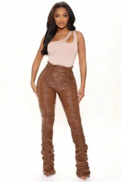 Fashion Nova Pants Not Like The Rest Ruched Faux Leather Pant 34 - Chocolate