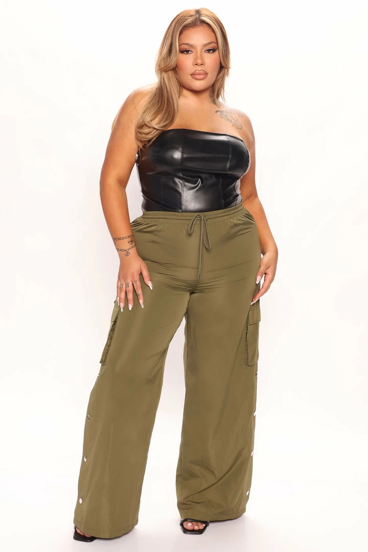 Fashion Nova Out Of Your League Wide Leg Cargo Parachute Pant 32 - Olive