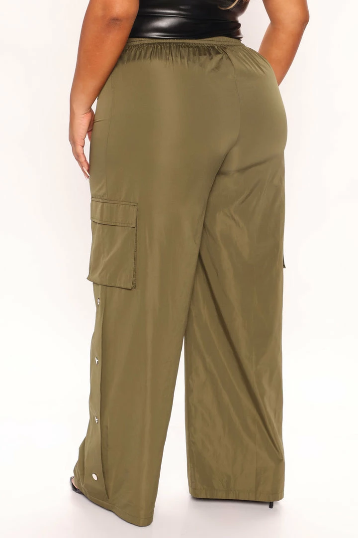 Fashion Nova Out Of Your League Wide Leg Cargo Parachute Pant 32 - Olive
