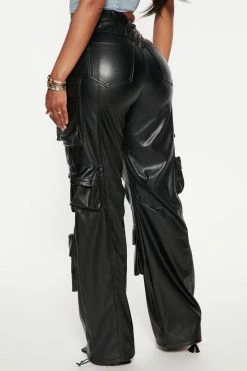 Fashion Nova Something About You Faux Leather Cargo Pant 32 - Black